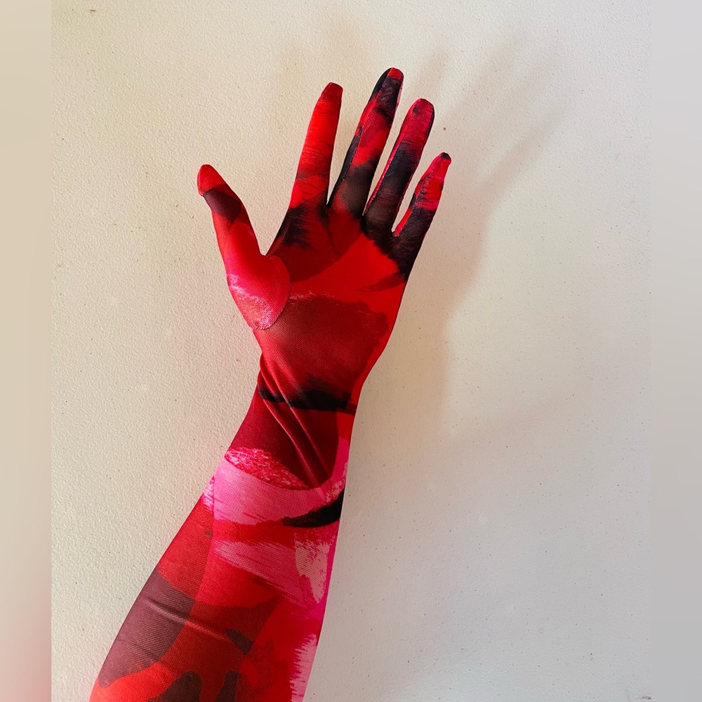 ELOQUI Full Length Red Abstract Stretch Mesh Gloves - Picture 4 of 11